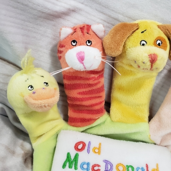 Scholastic Old MacDonald Plush Hand Puppet Board Book Farm Animals 2007 - Picture 2 of 11